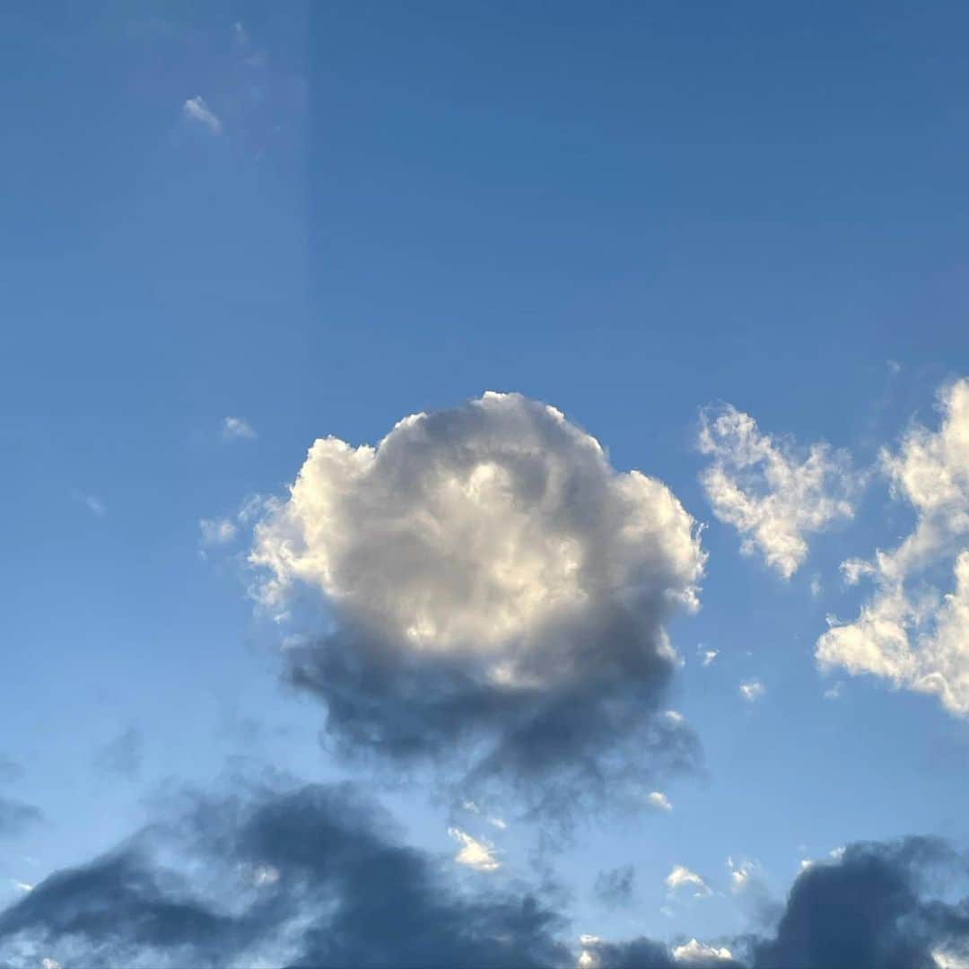 川本睦子さんのインスタグラム写真 - (川本睦子Instagram)「昨日の夕方にみた不思議な雲。 なんかのキャラが「わーい」って言ってるみたいな。 #cloud」1月29日 10時51分 - muzco