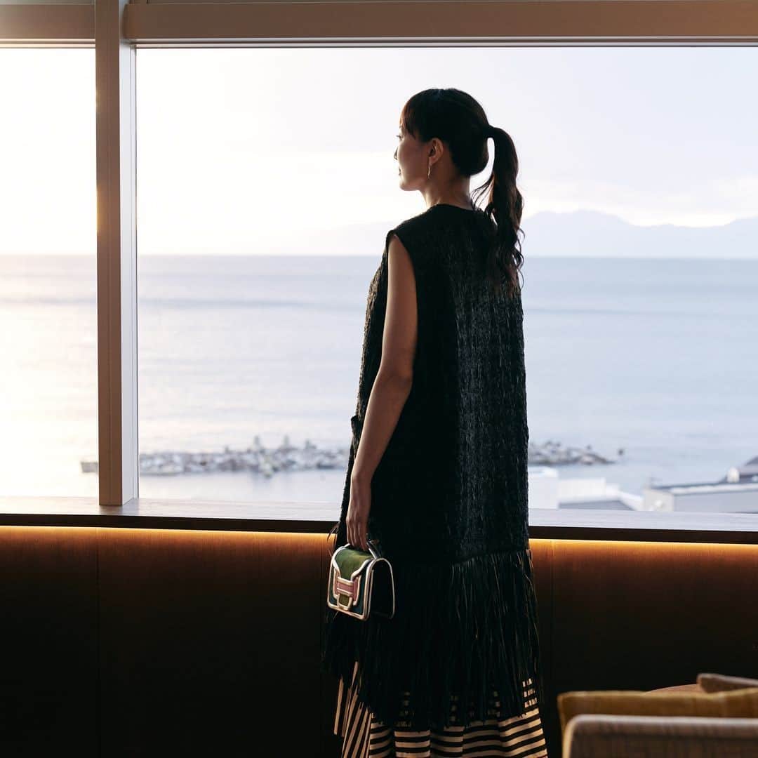 フィガロジャポンさんのインスタグラム写真 - (フィガロジャポンInstagram)「山あり海ありの快適なドライブの終着点は、2020年の３月にオープンした海辺の宿「葉山うみのホテル」。富士山を望む温泉もおすすめ。チェックインは、部屋をオレンジ色に染めるサンセットタイム前に！　美しい夕陽に女優、板谷由夏も思わずため息。⠀ 旅の全行程はサイトをチェック→ https://madamefigaro.jp/travel/feature/201219-toyota.html⠀ #ヤリクロ #yariscross #withyc #車旅 #フィガロ旅 #葉山 #板谷由夏 #PR⠀ 車が気になる人はこちら@toyota_jp」1月29日 11時00分 - madamefigarojapon