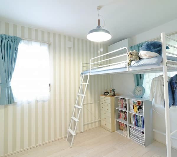 西本ハウスのインスタグラム：「【AH様邸のご紹介】 水色のアイテムがアクセントのお子様のお部屋🩴🐬❄️💎  BlancAnge 南区南大河町 AH様邸  施工事例はこちら▼ @nishimoto_house ⇧プロフィールのURLよりご覧いただけます👀  西本ハウスでは、『新型コロナウイルスを含む感染症の予防及び拡散防止対策』に関しまして、以下のことを実施しております。  ①見学会・イベント、来店など接客時にはスタッフ全員マスクを着用させていただきます。なお、お客様にもご来店・ご来場時のマスク着用にご協力をお願い致します。 ②見学会・イベントに関しましては個別のご案内・ご対応をさせていただきます。 ③お子様の感染防止のため、キッズスペースの使用は禁止とさせていただきます。 ④来店は同時3組までとし、ソーシャルディスタンスを確保しながら対応させていただきます。 ⑤アルコール除菌を徹底しています。なお、お客様のご来店・ご来場時に入口にて検温及びアルコール除菌スプレーの噴霧にご協力をお願い致します。  またイベントをお申込みいただいていても状況によってはご案内できなくなる可能性もございますので予めご了承ください。ご理解、ご協力のほど何卒よろしくお願い申し上げます。  #西本ハウス #広島県 #工務店 #1000万円からはじめる家づくり #子育て世代の家  #子育て世代の家づくり #デザイン住宅  #デザイナーズ住宅 #新築一戸建て #マイホーム #新築マイホーム #注文住宅 #規格住宅 #家づくり #暮らしを楽しむ #広島のイベント #こだわりの家 #こだわりポイント」