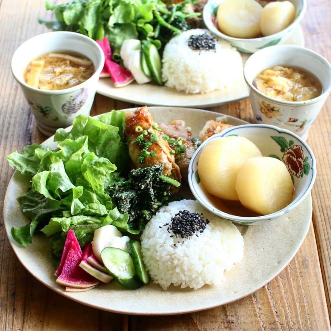 Atsukoのインスタグラム：「今日の朝ごはん 2021.01.29  キャベツの肉巻き生姜焼き 大根煮  ほうれん草胡麻和え 紅芯大根と胡瓜と長芋の浅漬け キャベツと椎茸とえのきと卵の味噌汁   昨日からのスライドで朝ごはん 私も娘も昨日は晩御飯スルーしたので、朝ごはんで頂きました。 昨日雪降ってたけど、今朝は晴天。 これからなにしようかなー🙄」