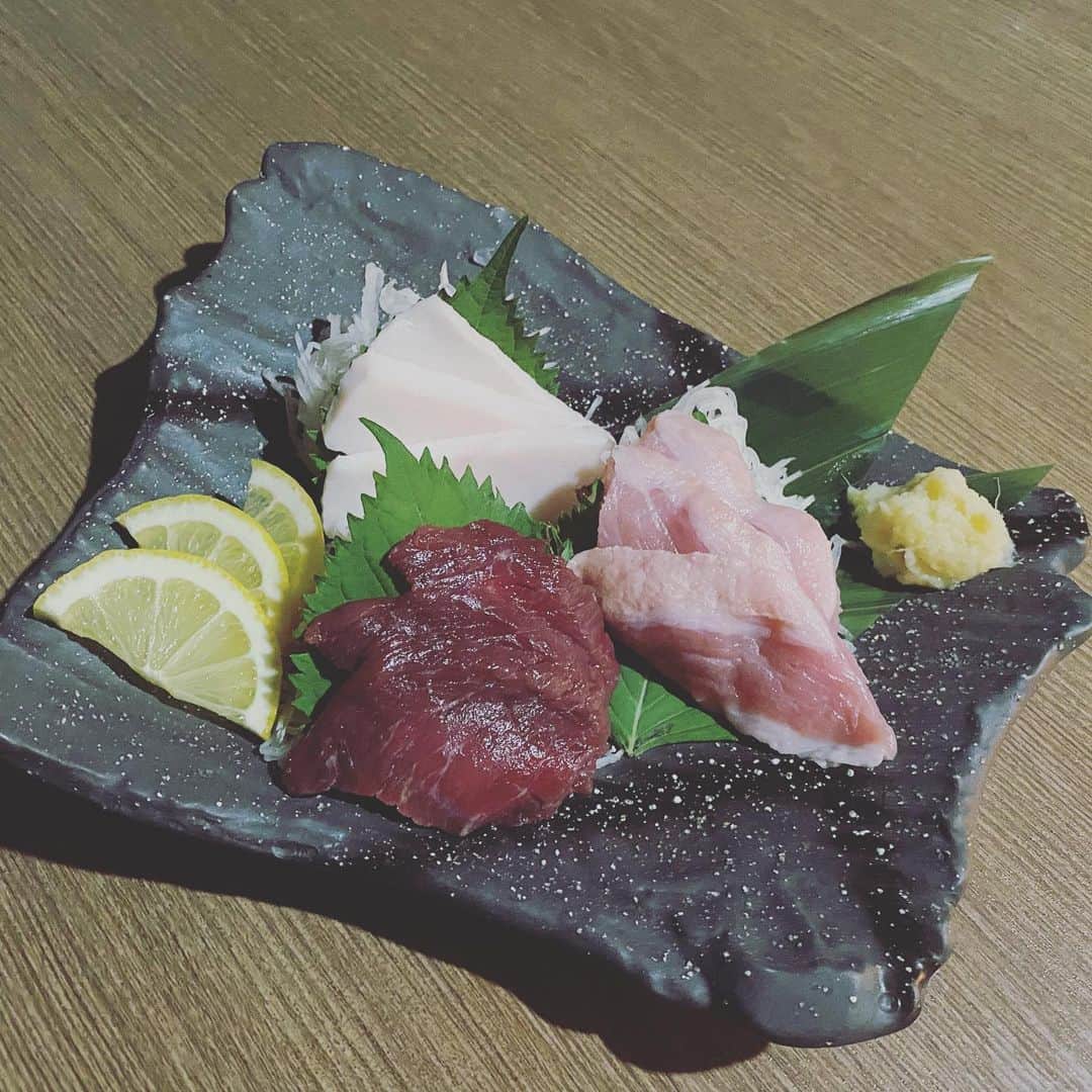 居酒屋 うまとり千日前店のインスタグラム：「#馬刺し #赤身 #たてがみ  #うまとり #なんば #千日前 #個室 #居酒屋 #馬刺し #鳥料理 #食べ放題 #食べのみ #飲み放題 #難波 #ミナミ #アルバイト #follwme #instafood #いいね #いいね返し #日本橋 #グルメ #フォロー #フォロー返し #宴会 #料理 #賄い #まかない  #like4like #インスタ #カップルシート 17時〜20時営業2/7まで 99円ドリンクやってます🍻」