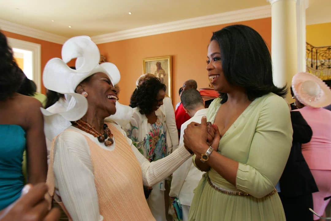 オプラ・ウィンフリーのインスタグラム：「Of all the times and experiences we shared together, this was one of my favorites: The weekend of the Legends Ball in 2005. The idea for the ball originated because I wanted to celebrate HER, and other remarkable Black women who carved a path and built a bridge for me and generations to follow. What a joy to honor her and feel her receive it! I loved her hat so much, she sent it to me afterwards.    Cicely decided early on that her work as an actor would be more than a job. She used her career to illuminate the humanity of Black people. The roles she played reflected her values; she never compromised. Her life so fully lived is a testimony to Greatness.」