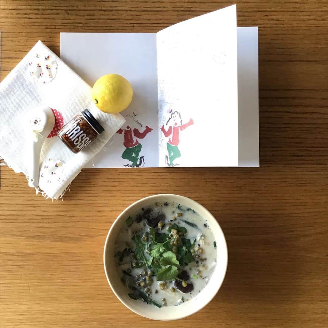Pho 321 Noodle barのインスタグラム：「昨日は雪の舞い降りる中❄️ご来店ありがとう御座いました。new3rd ‘coconut green lentils & chilli pho’緑豆　木の子　季節野菜のグリーンチキンフォーがお目見えです。  リクエストにお応えして、3rd archiveより　岐阜中津川の伝統野菜アジメコショウをバジル　ミント　パクチーとmixしてお作りした自家製グリーンペーストを　緑豆　平茸　紅菜苔(日替わりの季節野菜)と一緒に、ココナッツベースのsoupでじっくり暖まって下さいませ。 *美桜鳥をお野菜に変えることも出来ます。  生春巻きは　北海道三野農園さんの紅大根&イエロービートルート、金美人参入り、ハーフサイズでもボリュームたっぷり碗の前菜にどうぞ。 (イエロービートルート多めです💃🕺)  本日も11:30am opening 5:30pm last call 6pm closing,中休みなしのnon stop,同時間でUber eats,chompyのデリバリーサービスも稼働致します。 お引き渡しのお時間に合わせてお作りするto go boxのご予約はこちらから☎︎03-6432-9586  ヴェトナム🇻🇳風豚の角煮こと　comトンポーローと豚ひき肉とレモングラスのピリ辛そぼろもたっぷりと仕込みました。  新しい月へと繋ぐ1月last Friday  エネルギーチャージなさって下さいませ。 皆さまにとって善き日になりますように。  today’s recommend:coconut green lentil&chilli pho(new 3rd),bun pork(warm),com pork/dong-pou-rou,boiled 🥚/coriander topping,summer roll for sharing and tea time tailor(Friday night)  today’s opening 📻my song/keith jarret  #ubereats #chompy #3rdnoodle #pho321 #togo #デリバリー #yellowbeetroot #dongpourou #中津川 #magdalenasuarezfrimkess」