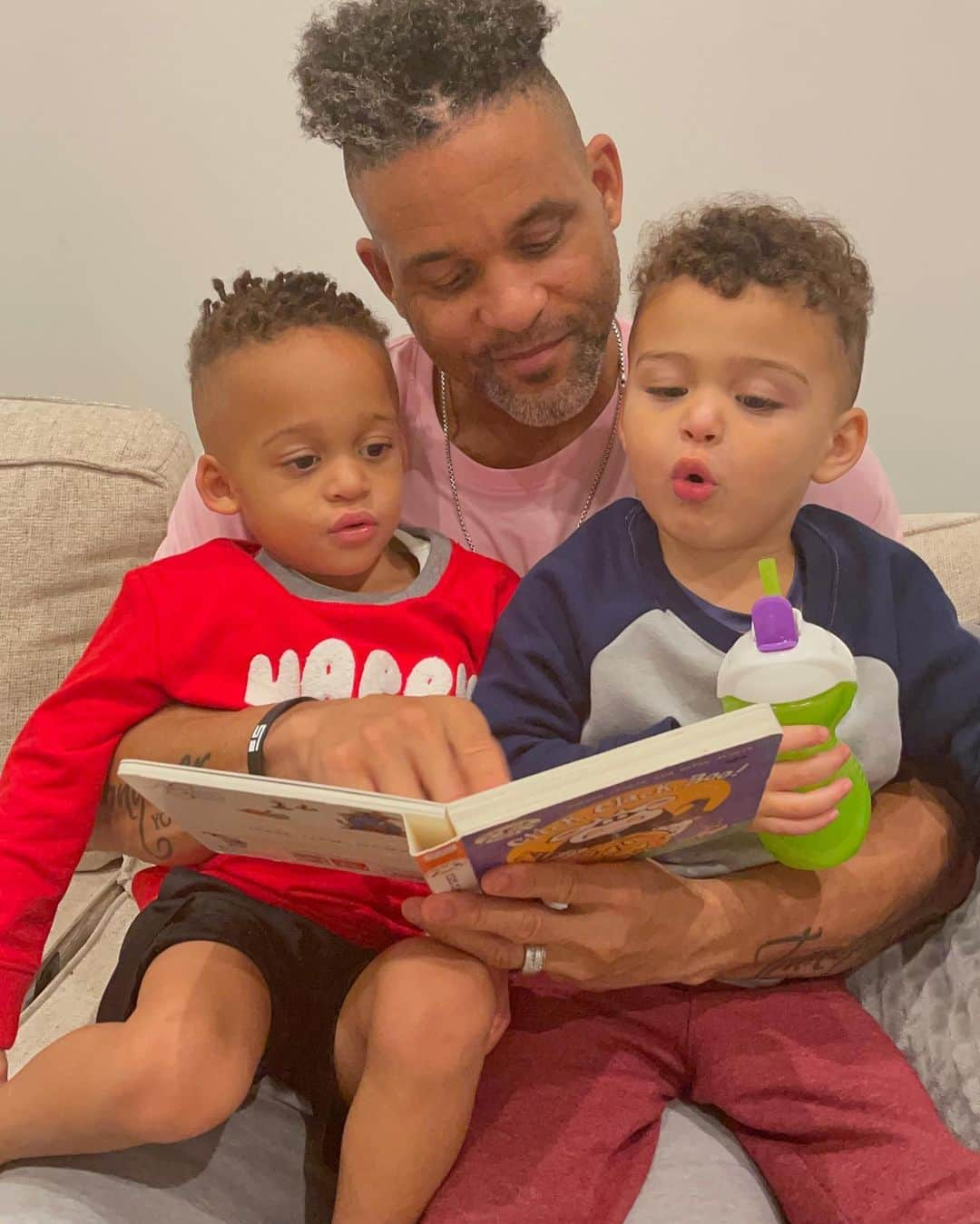 ショウン・トンプソンさんのインスタグラム写真 - (ショウン・トンプソンInstagram)「📚 📖 When Silas wants to read a story we love to sit and listen!  #storytime #momentsofjoy」1月29日 11時09分 - shaunt