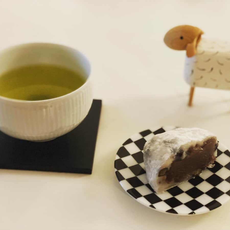 川上麻衣子さんのインスタグラム写真 - (川上麻衣子Instagram)「いただき物の、豆大福が今朝の朝食となりました！美味しかった❣️」1月29日 11時09分 - kawakami.maiko