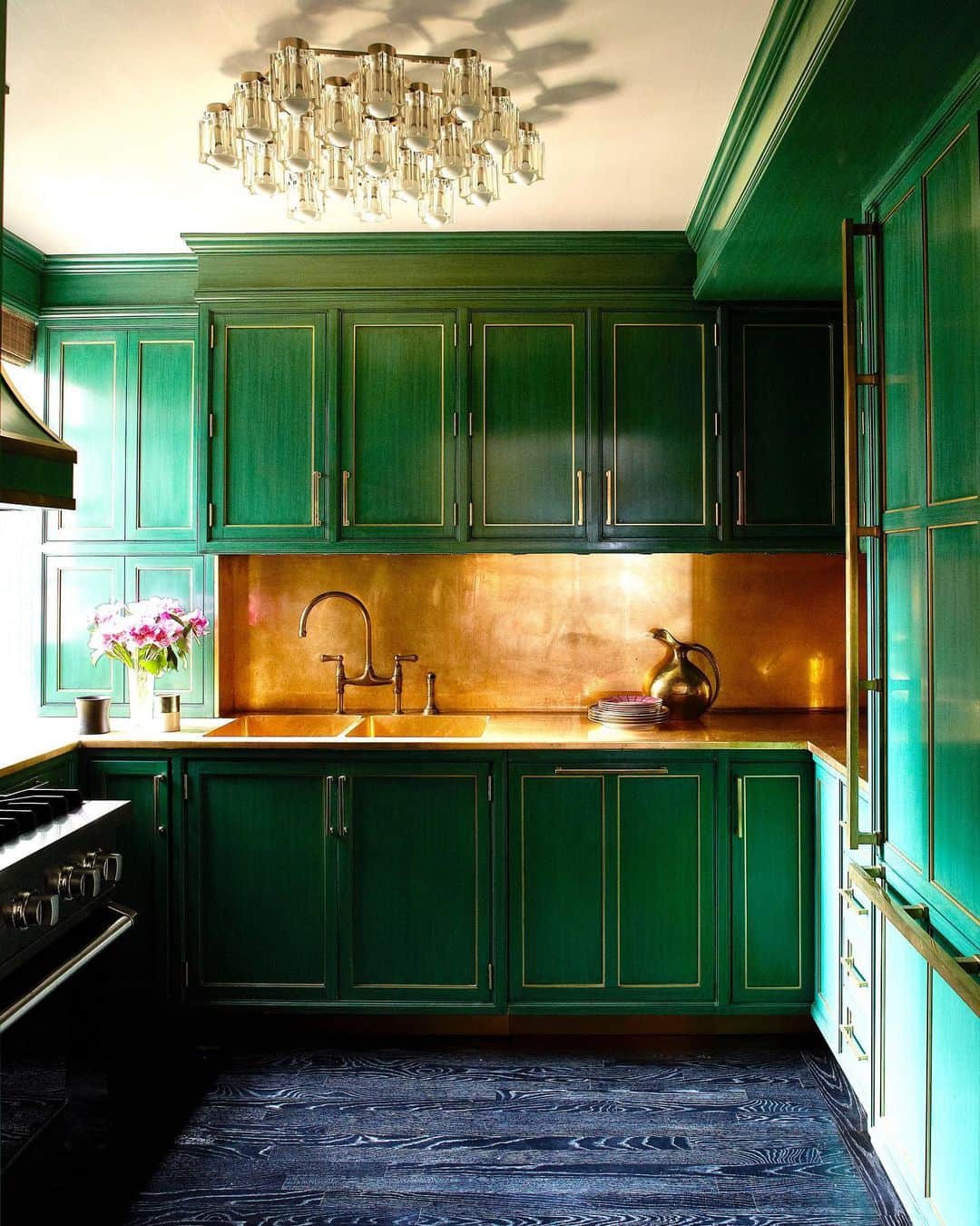 ケリーウェアスラーのインスタグラム：「VERY VERDANT. In this Manhattan apartment, lush neutrals and rich metallic detailing create an effortless yet spirited vibe in this bold, emerald kitchen. XK」