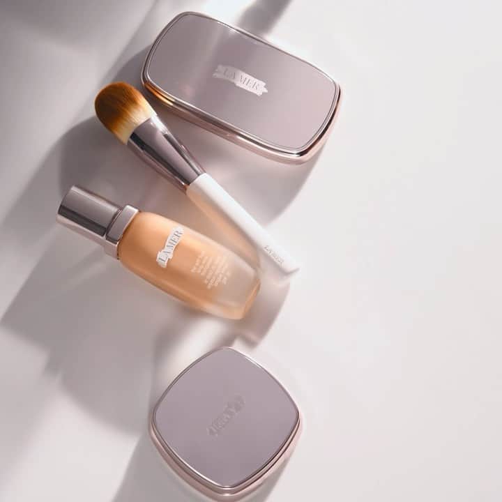 ドゥラメールのインスタグラム：「Foundations for keeps. From fluid to cushion to super-soft powder, our foundation forms will have you looking lovely no matter the moment. #SkincolordelaMer」