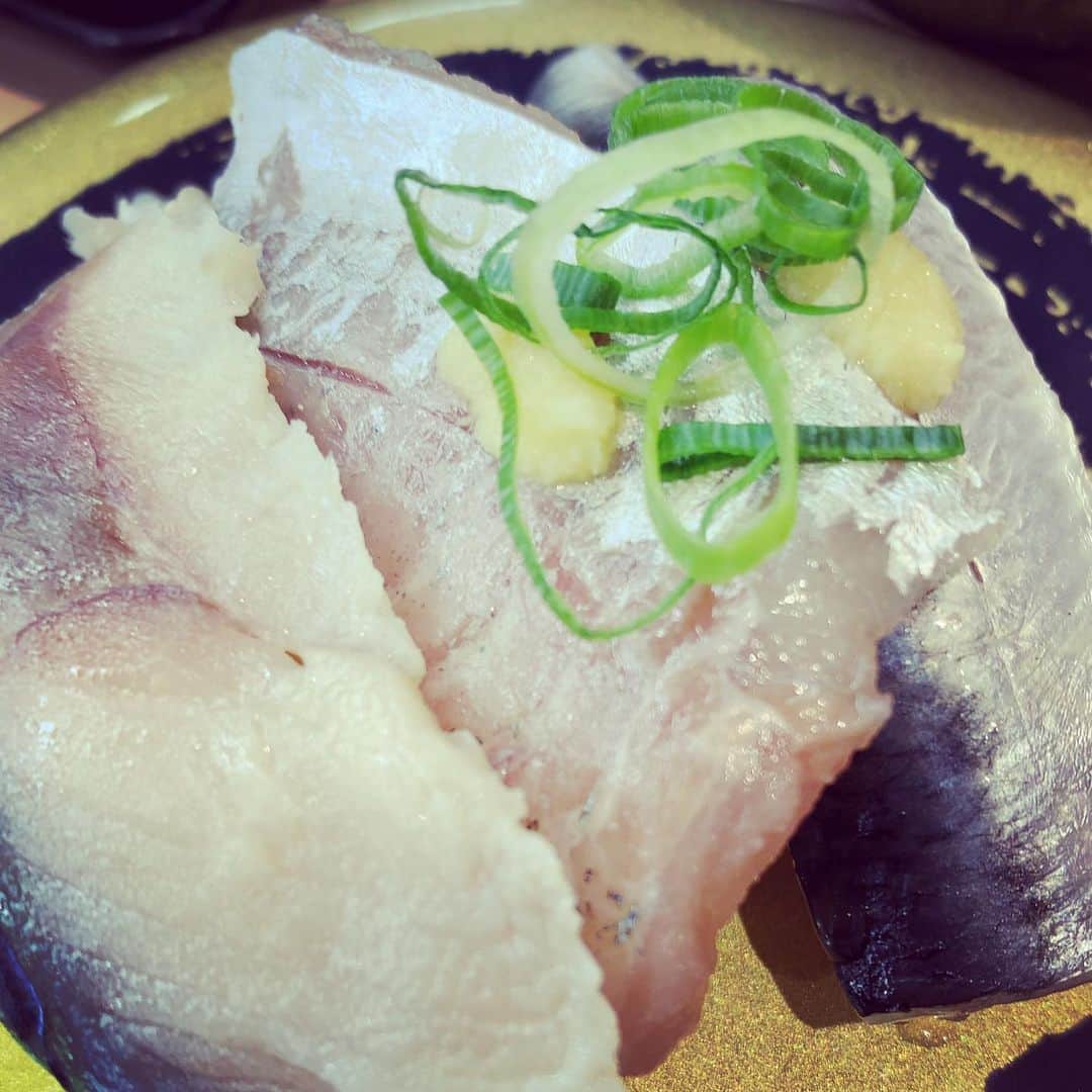 加藤千恵のインスタグラム：「回るお寿司。ひかりものが好き。」