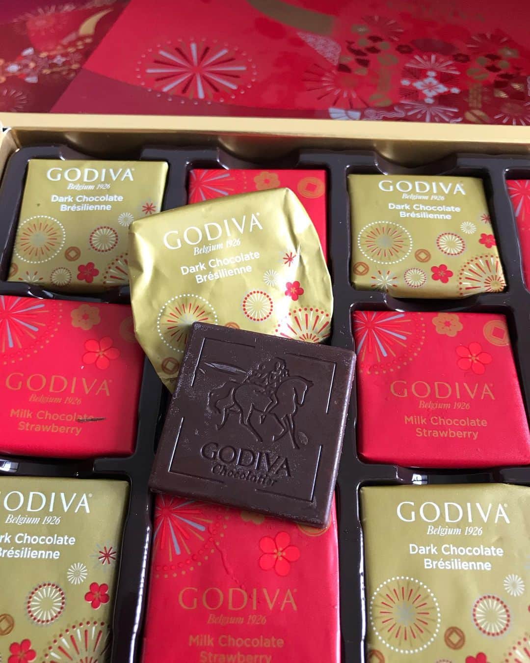Li Tian の雑貨屋さんのインスタグラム写真 - (Li Tian の雑貨屋Instagram)「GODIVA 2021 Chinese New Year Limited Edition Chocolate Collection 🧧- CNY gift box featuring the limited- edition festive flavours - Bresilienne Dark Chocolate Carré, and Strawberry Milk Chocolate Carré ($42, 15 pieces)   Enjoy 10% early-bird discount (from now until 14 February 2021) for any walk-in purchase of two Chinese New Year products. Receive attractive gifts with purchases (in-store only) from $180 (nett) and above in a single receipt, and complimentary GODIVA Red Packets with a spend of $88 (nett) and above (in a single receipt).  #singapore #desserts #igersjp #yummy #love #sgfood #foodporn #igsg #スイーツ  #instafood #gourmet #beautifulcuisines #onthetable #cakesofinstagram #cafe #sgeats #f52grams #bake #sgcakes #bread #feedfeed #pastry #foodsg #sweets #cny #godiva #sgblogger #sgblog #chocolate #sgpromo」1月29日 11時33分 - dairyandcream