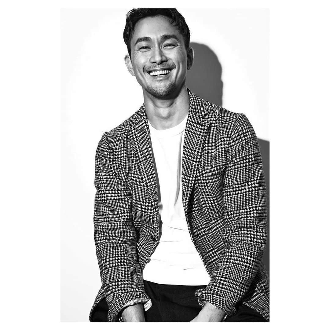 江口雅也のインスタグラム：「new portrait 📸  photo by @photographer_atsushi_yagi   いい緊張感と楽しさの中で、 初のポートレイト撮影していただきました。  初めましての八木さんだと思いきや、9年程前にメガネの広告でご一緒していました^ ^ 2枚目→swipe  こうやって、また縁が繋がるのは嬉しいですね。  皆様、ストーリーの貴重な意見有難うございました🙏 とても参考になりました。  #malemodel  #asianmodel  #japanese  #mensphotoshoot  #portrait  #portraitphotography  #mensfashion  #mensstyle  #jacketstyle  #monochrome  #monochromephoto  #メンズモデル #アジアンモデル #メンズファッション #ポートレイト #ポートレイトモデル #smile #newicon  @heads_corporation」
