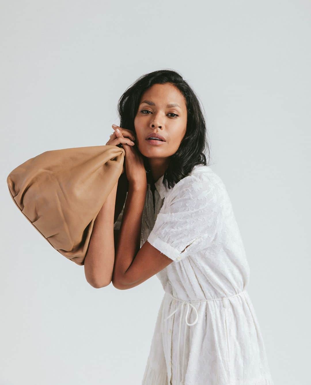 クレオベラのインスタグラム：「Dream bag. It's the structure for us. Available now in both nude & black.」