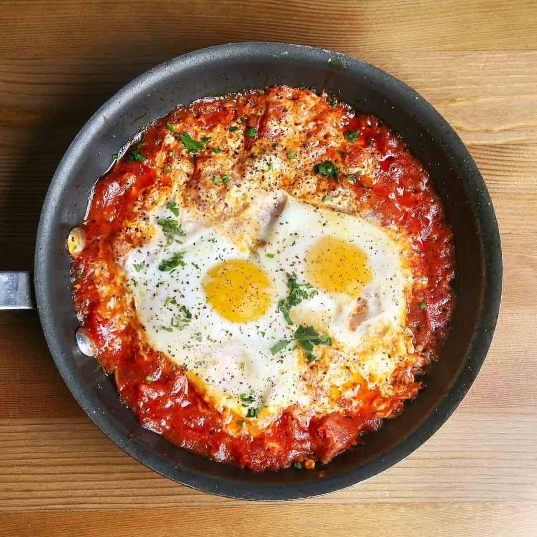 Archana's Kitchenさんのインスタグラム写真 - (Archana's KitchenInstagram)「Shakshuka With Spinach & Feta Cheese, North African style breakfast made using whole eggs that is cooked over a bed of spicy tomato sauce.This is a simple-go-to meal that works for breakfast along with a toast, a quick lunch or even a simple midweek dinner. Get the recipe from the smart.bio link in my profile @archanaskitchen . . . . . #recipes #easyrecipes #breakfast #Indianbreakfast #archanaskitchen #healthyeating #highprotein #breakfastclub #dosa #dosarecipes #dosabatter #ragi #ragidosa #mysoremasaladosa #homemadefood #eatfit #cooking #food #healthyrecipes #foodphotography #recipeoftheday #comfortfood #deliciousfood #delicious #instayum」1月29日 11時30分 - archanaskitchen