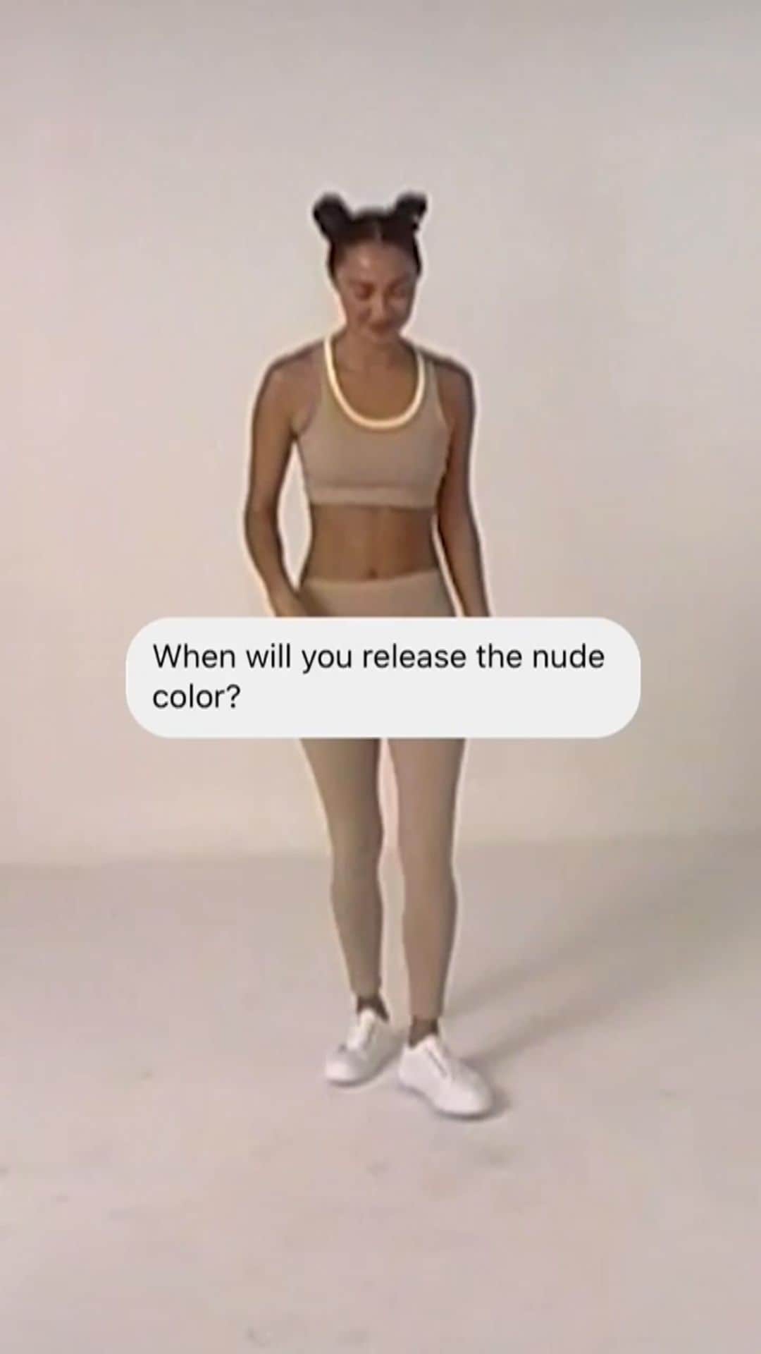 アン・カーティスのインスタグラム：「We heard you. Sesame yummyness drops today on ourrecess.com and @zaloraph 🥨 🥖🥐🥠🥟 @our.recess」