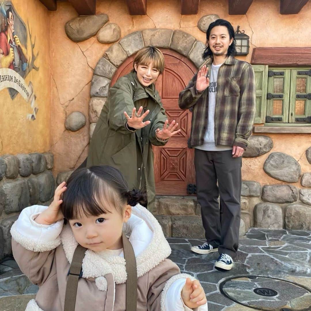長谷川あやのインスタグラム：「👨‍👩‍👧👨‍👩‍👧👨‍👩‍👧#disney#disneylandbaby#mama#令和ベイビー#生後20ヶ月#1歳#赤ちゃんのいる生活#新米ママ#女の子ママ#小夏のいる生活#ディズニーランド ・ ・ ・ 1人ポーズ決める娘と 1人ダチョウ倶楽部の母と 1人観音様の父という いつかのディズニーの ばらっばらの家族写真🤳笑 ・」