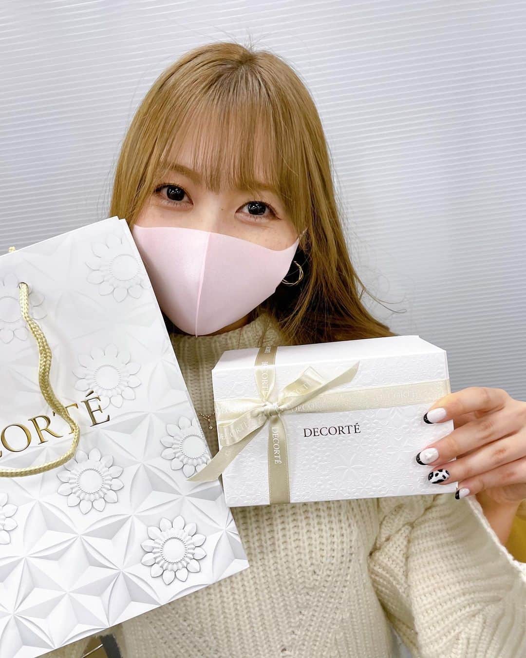 西村季里子のインスタグラム：「・  しほさんとあんなから 誕生日プレゼントもらた🎁🤍  嬉しい…🥺🥺🥺🤍🤍🤍  ベースメイクは コスメデコルテで揃えたかったから アイテム増えて嬉しい〜💄✨✨  去年からスキンケアに力を入れて 色々手を加えたから(言い方) 今の肌の状態が一番好き👌🏻  今年もお肌大切にしていく👶🏻💖  #誕生日#プレゼント#バースデー #コスメデコルテ#コスメ#メイク #スキンケア#お肌ケア#お肌#赤ちゃん #follow#followｍe #present」