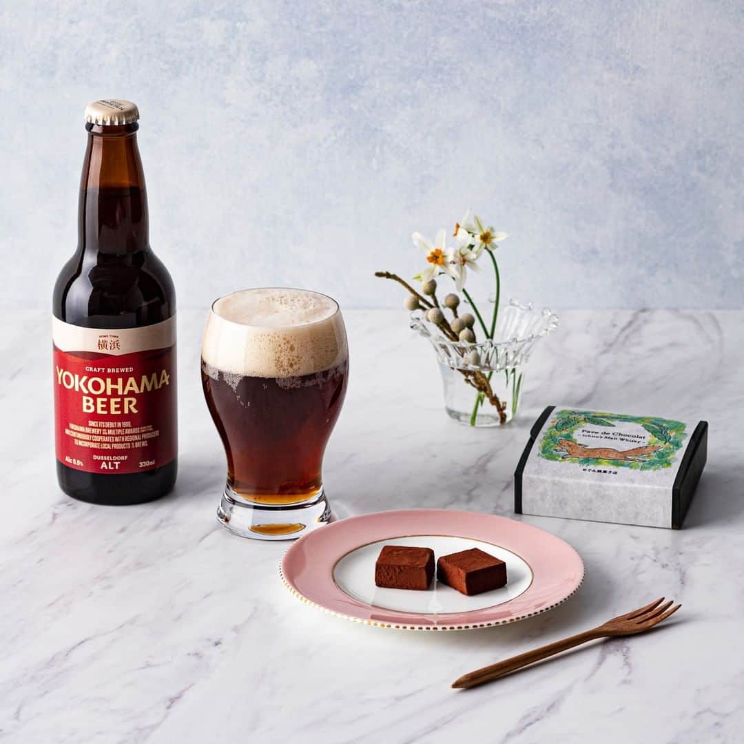 ルミネ公式のインスタグラム：「【ルミネ×OZmall】バレンタインの楽しみ方 vol.8 チョコレート×クラフトビール ＿＿＿＿＿＿＿＿  本日は、#ニュウマン横浜 の #2416market から チョコレートとクラフトビールのペアリングをご紹介します。  ■おすすめペアリング　その1 ⇒ウィスキー入り生チョコレート×麦の香ばしさが魅力のビール  絶品の国産ウィスキー・イチローズモルトを使用した、 大人の味わいを感じられる口溶けのよい生チョコレート。 「横浜ビール アルト」は、焼きたてのビスケットのような、 ローストされた麦の香ばしさと、 酵母によるみずみずしくほのかな甘い香りが特徴。 合わせると、ビターでコクのある生チョコレートの余韻が楽しめます。  #めぐみ焼菓子店「パヴェ・ドゥ・ショコラ　イチローズモルトウィスキー」1,620円（税込） #横浜ビール「横浜ビール アルト」638円（税込）  ■おすすめペアリング その2 ⇒カフェオレ風味のチョコレート×香ばしい風味が特徴の黒ビール  砕いた珈琲豆をホワイトチョコレートに加えた、 カフェオレ風味のチョコレートは、 珈琲のほろ苦さと、ミルクのやさしい甘さが口いっぱいに広がる１品。 香ばしさのあるシュバルツビールと組み合わせると、 チョコレートの甘味と苦みのバランスが絶妙な味わいに。  #CHOCO LABO「No.2 プチチョコ 珈琲」324円（税込） #熊澤酒造「湘南ビール シュバルツ」550円（税込）  記事は、ルミネのWEBメディア「ルミネマガジン」で全編公開中！  ＿＿＿＿＿＿＿  ▶WEBメディア「OZmall」とコラボし、 ▶選りすぐりのバレンタインスイーツを紹介中。 ▶詳しくは〔ルミネのバレンタイン〕で検索！」