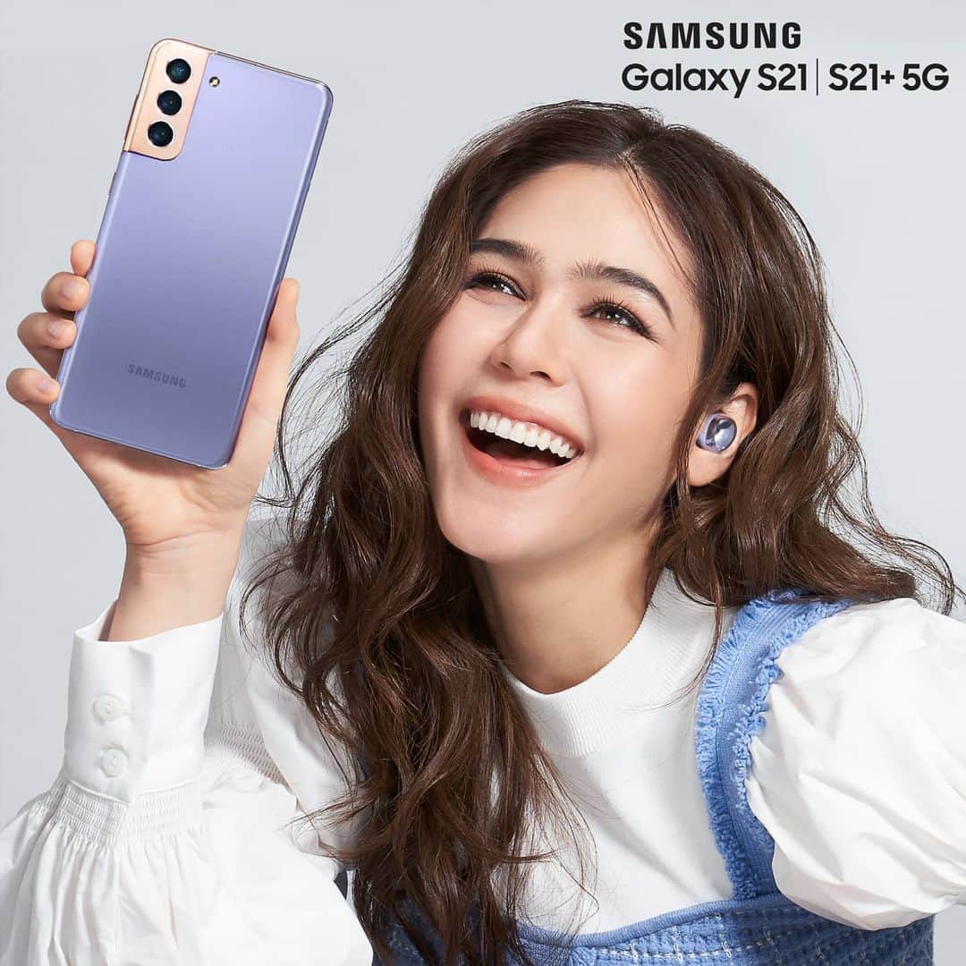 Araya Alberta Hargateのインスタグラム：「ใหม่ Samsung Galaxy S21  S21+ 5G อีกระดับของการทำคอนเทนต์ ให้รูปสวยขั้นสุดพร้อมแชร์ได้ทันที  ใช้คู่กับ Galaxy Buds Pro หูฟังไร้สาย เต็มอิ่มกับคุณภาพเสียงระดับสตูดิโอ จำหน่ายแล้ววันนี้  สัมผัสเครื่องจริงได้ที่ Samsung Experience Store  #GalaxyS21TH #TeamGalaxy #GalaxyS21」