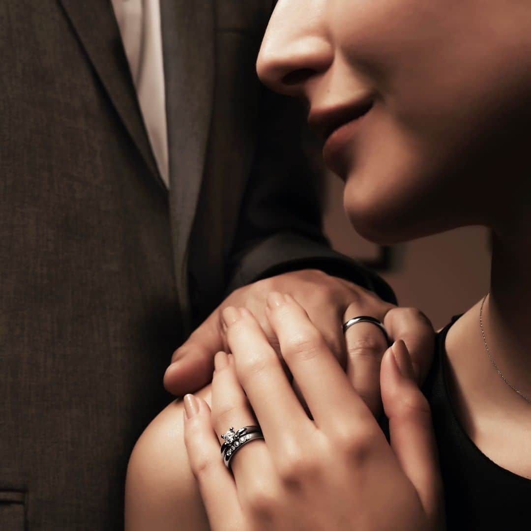 ラザール ダイヤモンド ブティック公式 | 婚約・結婚指輪さんのインスタグラム写真 - (ラザール ダイヤモンド ブティック公式 | 婚約・結婚指輪Instagram)「ラザール ダイヤモンドの創始者であるラザール・キャプラン。輝きを生み出す“ダイヤモンドの魔術師”と呼ばれた彼が、生涯かけて愛した妻・シャーロットのために贈ったリングがある。それがエンゲージリング「シャーロット」。堂々たる存在感をはなつ一方で、ハートを想起させるサイドビュー。それにレイヤリングするのはマリッジリングの「ブリス」でアームの素材や幅、ダイヤモンドの数を選べる。どちらもほどよく量感がありつつ、なめらかゆえに最高の付け心地。  1月31日は“愛妻の日”。愛した彼が、自分自身のことよりも私の未来を考えてくれるなんて、どんなに素晴らしいか。  プロフィールのリンクからHPをご覧いただけます。﻿ →@lazarediamond_boutique   #結婚指輪 #婚約指輪 #マリッジリング #ブライダルジュエリー #エタニティリング #エンゲージリング #marriagering #bridaljewelry #engagementring #結婚指輪選び #婚約指輪選び #結婚指輪探し #婚約指輪探し #lazarediamond #ラザールダイヤモンド #プレ花嫁 #プレ花嫁さんと繋がりたい #結婚式準備 #花嫁 #結婚準備 #プロポーズ #ダイヤモンド #花嫁準備 #2021春婚 #2021夏婚 #今日は何の日 #愛妻の日」1月29日 12時00分 - lazarediamond_boutique