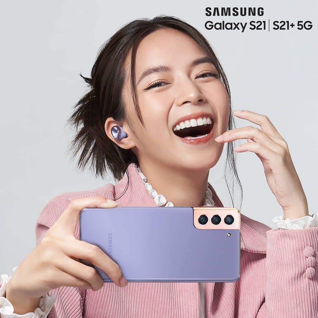 バイトゥーイ・ズワピットさんのインスタグラム写真 - (バイトゥーイ・ズワピットInstagram)「ใหม่ Samsung Galaxy S21  S21+ 5G อีกระดับของการทำคอนเทนต์ ให้รูปสวยขั้นสุดพร้อมแชร์ได้ทันที  ใช้คู่กับ Galaxy Buds Pro หูฟังไร้สาย เต็มอิ่มกับคุณภาพเสียงระดับสตูดิโอ จำหน่ายแล้ววันนี้  สัมผัสเครื่องจริงได้ที่ Samsung Experience Store  #GalaxyS21TH #TeamGalaxy #GalaxyS21」1月29日 12時00分 - iiitoei