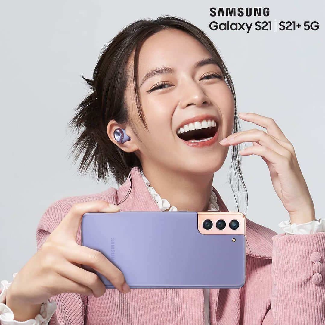 バイトゥーイ・ズワピットのインスタグラム：「ใหม่ Samsung Galaxy S21  S21+ 5G อีกระดับของการทำคอนเทนต์ ให้รูปสวยขั้นสุดพร้อมแชร์ได้ทันที  ใช้คู่กับ Galaxy Buds Pro หูฟังไร้สาย เต็มอิ่มกับคุณภาพเสียงระดับสตูดิโอ จำหน่ายแล้ววันนี้  สัมผัสเครื่องจริงได้ที่ Samsung Experience Store  #GalaxyS21TH #TeamGalaxy #GalaxyS21」