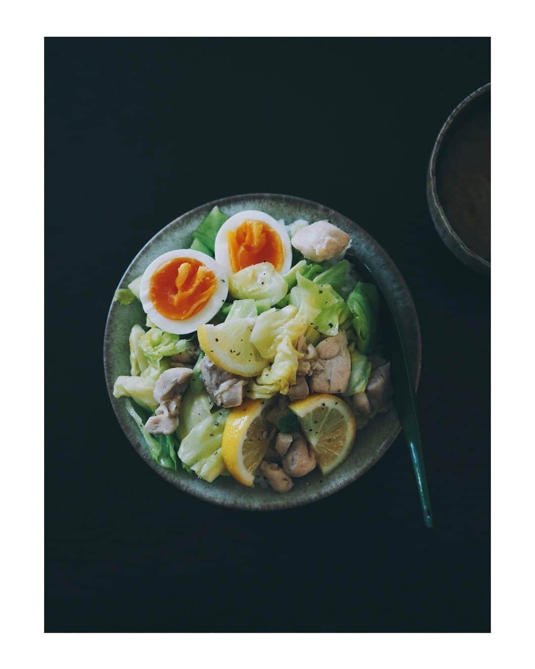 のインスタグラム：「お昼です🔪🌿  冷蔵庫にあった鶏肉で、 大好きなキャベツで丼を🍚🥢 ナンプラーとカットレモンで 味付け。 あとは塩、黒胡椒のみ。 ゆで卵はいつも7分🥚⏳  漬け物欲しかった。  午後からやる気スイッチ いれます🖲🤏🏻😑  ご馳走さまでした🙏🏻  #作るなら丁寧に」