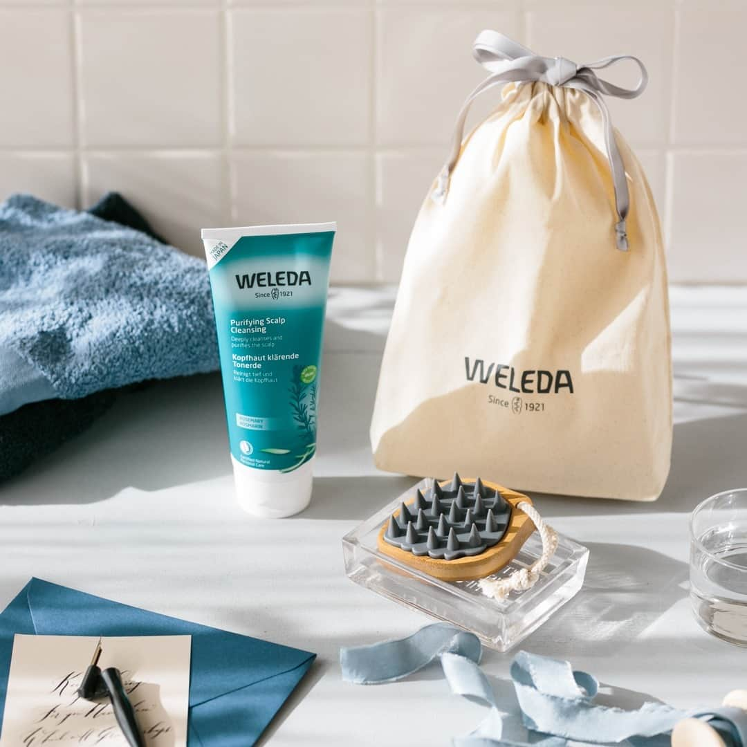 ヴェレダ Weleda Japanさんのインスタグラム写真 - (ヴェレダ Weleda JapanInstagram)「【バレンタインのプレゼントに、極上のヘッドスパを】 . 2月14日のバレンタインまであと2週間。 大好きな彼や旦那さま、尊敬するお父さまへのプレゼントは決まりましたか？ . 男性の肌トラブルで多いのが頭皮ケア。 白髪、薄毛、細毛、皮脂による肌荒れなど頭皮や髪に関するお悩みがとても多いです。 . 今回は、1/15(金)に先行発売された新オーガニックヘアケアの中から、お悩みにマッチしたプレゼントセットをご紹介いたします。 . ■新オーガニックヘアケア・スカルプケアセット ------------------------------------------ ・ローズマリー スカルプクレンジング：3,000円 ・ヘッドブラシ：1,900円 ------------------------------------------ 合計：4,900円 . . ■ローズマリースカルプクレンジング ￣￣￣￣￣￣￣ 週1回の使用で、頭皮のディープクレンジングができるアイテム。 天然由来成分100%で健やかに美しい髪を保つ頭皮環境に導きます。 . ミネラル豊富な2種類のクレイと竹炭で汚れを吸着。毎日のシャンプーでは落としきれない皮脂詰まりやスタイリング剤の残留物をすっきり取り除き。頭皮を快適に保ちます。 . 特徴は3in1ヘッドスパクレンジング。 1本でクレンジング、マッサージ、トリートメントまで完了できるので、時短にも！爽快な使い心地で頭皮がスーッと軽くなり、髪は根元から立ち上がるふんわりサラサラに仕上がります。 . ■ヘッドスパブラシ ￣￣￣￣￣￣￣ 「ローズマリースカルプクレンジング「」と一緒に使うのがおすすめ！ . 水に強い竹材とエコ素材※1を使用。柔らかなのにコシがある心地よい刺激で血行を促進※2し、頭皮クレンジングやマッサージを効率よく行えます。丸みのあるフォルムで手にもフィット。 . オンラインショップ・直営店限定です！ . ヴェレダのロゴをあしらったギフト用巾着やボックスもご用意しておりますので、ぜひご利用くださいませ。 . 感謝の気持ちとともに、極上のヘッドスパを届けてみてはいかがでしょうか？ . ※1　TPE（thermoplastic Elastomer)ゴムのような弾性をもつ、柔らかいプラスチック樹脂。塩素や臭素などのハロゲンが含まれておらず、加工時や燃焼時には有害なダイオキシンが発生しません。 ※2　マッサージ効果による . . ※1/15(金)先行発売は、ヴェレダ直営店・公式オンラインショップ・コスメキッチンのみとなります。そのほかの店舗では3/15(月)より発売を予定しております。 . ※ヘッドスパブラシは、ヴェレダ直営店・公式オンラインショップ・コスメキッチンのみの限定販売となります。 . #ヴェレダ #WELEDA #オーガニック #オーガニックコスメ #植物療法 #シュタイナー #ホリスティック #ヘアケア #スカルプ #ヘッドスパ #クレンジング #ローズマリースカルプクレンジング #ヘッドスパブラシ #ヘッドスパ #クレイ #抗酸化作用 #マッサージ #頭皮ケア #乾燥 #頭皮環境 #頭皮マッサージ #ギフト #バレンタイン #スカルプケア #頭皮ケアマッサージ #頭皮洗浄 #オーガニックヘアケア #ヘアケアグッズ #美容院 #頭皮マッサージ」1月29日 11時59分 - weleda_japan