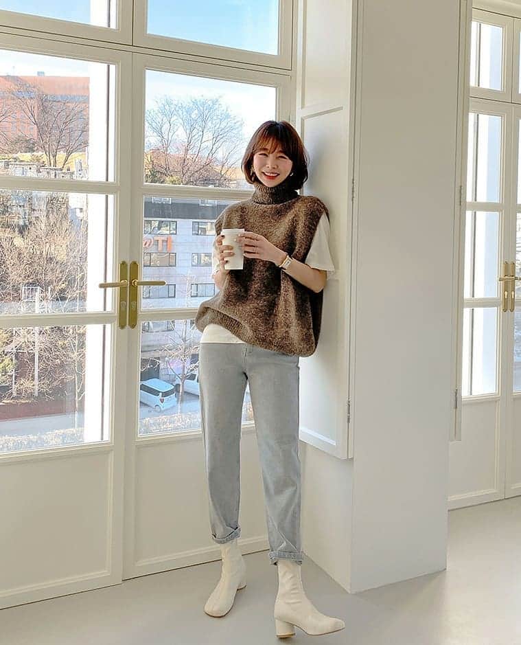 のインスタグラム：「🆕本日の新作5%OFF🆕  タートルネックでネックラインを綺麗に包み込み 暖かくスタイリッシュに着用できるニットベストです🤎🤎  その他にもワンピース、デニム、バッグまで 本日の新作も盛り沢山です💖  詳細はサイトでチェックしてください💡  #イムブリー#IMVELY#ワンピース#大人カジュアル#大人可愛い#ootd#デイリー #カジュアルコーデ」