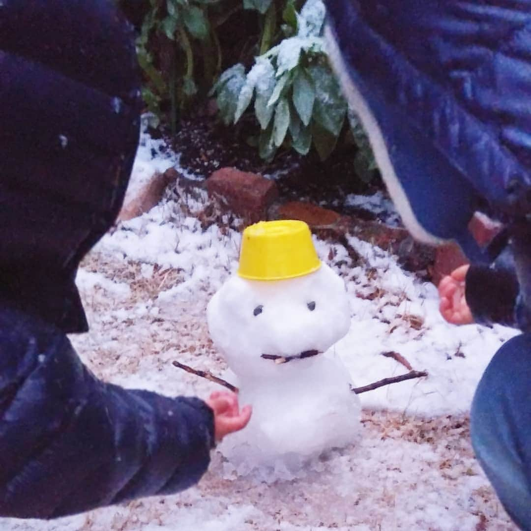 本仮屋リイナさんのインスタグラム写真 - (本仮屋リイナInstagram)「雪が嬉しくてたまらない子どもたちと雪だるまを作りました⛄⛄素手で。  さて。水曜日に放送された「みえる」について、名古屋では見られないよー！とご連絡をいただきましたが、実はabemaで見逃し配信されてます👀✨ 一週間は無料で見られますので、ぜひご覧ください🎵  #雪だるま作リイナ #⛄ #abema #みえる」1月29日 12時02分 - riina_motokariya