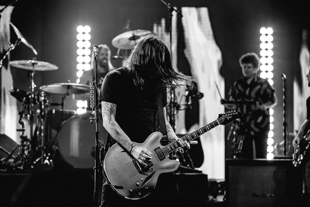 フー・ファイターズのインスタグラム：「Thanks for tuning into @iheartradio's ALTer EGO tonight 🤘 🖤 #iHeartALT #medicineatmidnight」