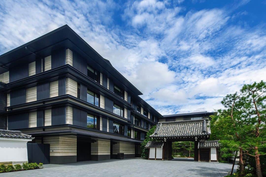 株式会社モリモトさんのインスタグラム写真 - (株式会社モリモトInstagram)「ホテルジャーナリストとして世界・日本中を旅し続けるせきねきょうこさんによる新連載「未来に向かうホテル」をアップしました。﻿ ﻿ ﻿ ［第8回］ホテル・ザ・三井　　～京都～ ﻿ 京都‘二条城’に向かい最高級ホテルが誕生！ ﻿ 果たしてドレスコードは…？﻿ ﻿ ＊＊＊＊﻿ ﻿ 　昨年に続き、2021年も、京都を筆頭に日本中にホテルのオープンが相次ぐ予定の宿泊業界。そんな中、昨年11月3日には、日本のホテル業界に於いて‘ラグジュアリー’の概念を変えてしまいそうな、最高級ホテル「HOTEL THE MITSUI KYOTO」が誕生しました。テーマに掲げられたのは現代に蘇る「時の記憶」と、未来に向かう「継承と新生」でした。﻿ ﻿ ホテルの建つ場所は京都‘元離宮二条城’の真正面。ロケーションも最高ですが、オーナーである三井不動産が自ら‘ホテル界最高峰ブランド’と放つこのホテルは、ホテルとしては稀に見る勇壮な‘梶井宮門’を正門とし、堂々たる開業となりました。﻿ ﻿ ＊＊＊＊﻿ ﻿ 記事の続きはプロフィールトップ（@morimoto_sumau）のURLより是非ご覧ください👀﻿ ﻿ ﻿ #モリモト #morimoto #sumau #スマウ #せきねきょうこの気まま旅 #nippon旅 #未来に向かうホテル #kyoto #hotelthemitsuikyoto  #tokyo#japan #🇯🇵 #travel #travelling #hotel #旅 #旅行 #ホテル」1月29日 12時07分 - morimoto_sumau