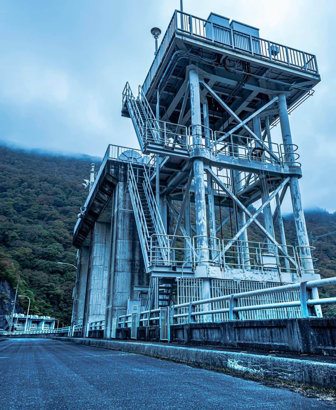 東京電力ホールディングス株式会社さんのインスタグラム写真 - (東京電力ホールディングス株式会社Instagram)「蛇尾川ダム　洪水吐きゲート、選択取水ゲート(2020年10月撮影) Sabigawa Dam Spilway and Selective intake gate ダムの水を安全に放流するため、写真奥の洪水吐きゲートで放流水量を調節しています。 手前の階段がある設備は、河川環境維持のための選択取水ゲートです。ダムの水温は水深が増すほど低くなり、冷水はダム下流の農作物や生態系に影響を与えます。それを回避するため、日々変動するダムの水位を見ながら取水する水深を選択することが出来るゲートです。  #東京電力 #東電 #tepco #栃木県 #tochigi #蛇尾川ダム #ダム #ダム好き #ダムカード #ダム巡り #重力式コンクリートダム #再生可能エネルギー #水力発電 #くもり #雲のある風景 #空のある風景 #緑のある風景 #ファインダー越の風景 #何気ない景色 #情景 #写真散歩 #奥行き #見上げる #ゲート #dam #damphotography #damphoto #renewablepower #renewableenergy #special_shot_」1月29日 12時17分 - tepco.official