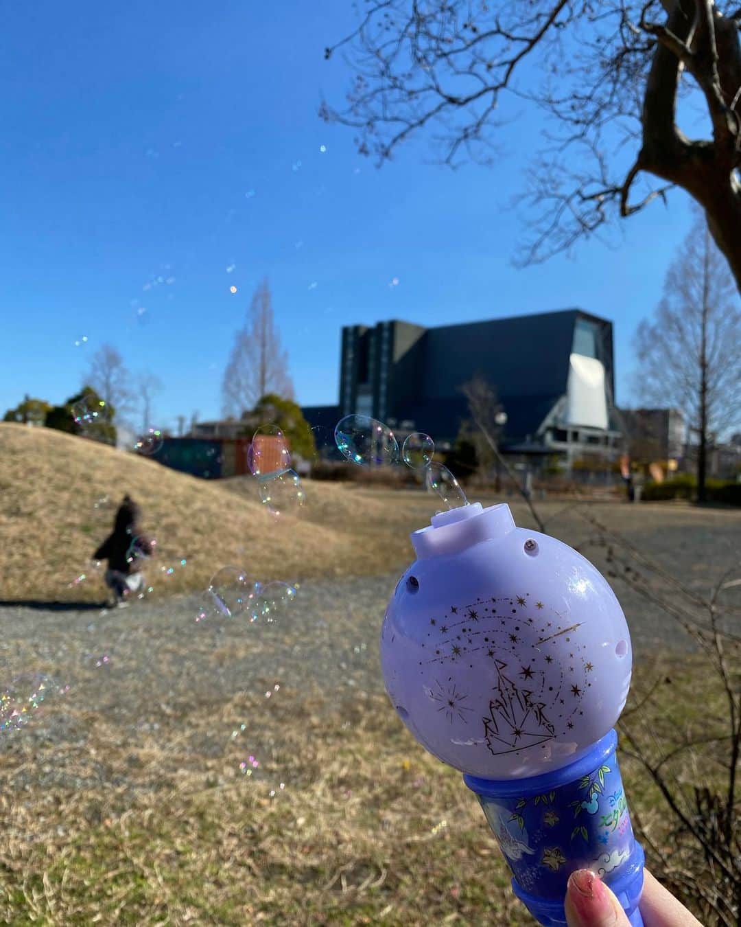 姫野れみのインスタグラム：「晴天🌞 おさがりで頂いた自動シャボン玉マシーン🧼 シャボン玉係に任命され、永遠追いかけてます😂」