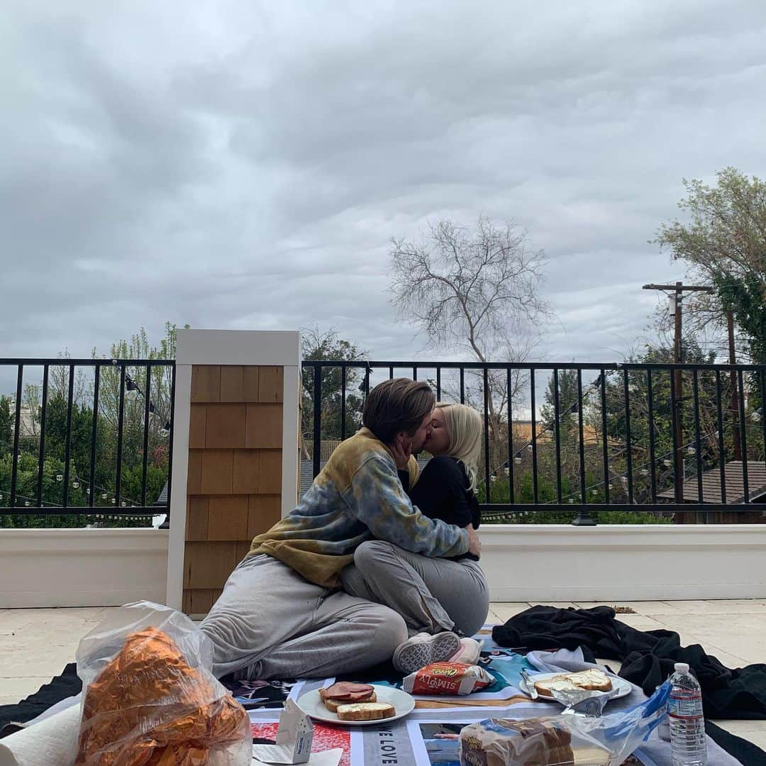 ルーク・ベンワードのインスタグラム：「A birthday picnic for my bunny:))))). I love you so much. You are so life giving and such a beautiful soul. The world needs what you have to offer and so do I ❤️ another year around the sun with you and it feels so good :) happy birthday buns I love you 🥰😚」