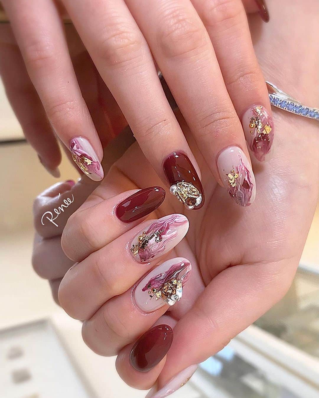 ネイルサロンレネのインスタグラム：「.﻿ ﻿ design by @renee_mai.213  川崎﻿ ﻿ ﻿ モヤモヤニュアンス☺︎﻿ ﻿ 色んな色味でできそーー❤︎﻿ ﻿ ﻿ nailsalon Renée®︎﻿ ￣￣￣￣￣￣￣￣﻿ TV.メディア出演﻿ スタッフ全員資格保持者﻿ カラー300種類以上﻿ パーツ1000種類以上﻿ 雑誌掲載デザイン多数﻿ ﻿ ﻿ ﻿ ▫︎Renée梅田本店﻿ 【open-close】10:00〜21:00﻿ 【定休日】不定休﻿ 【add】大阪市北区堂山町15-23-908﻿ ﻿ ▫︎Renée les deux梅田店﻿ 【open-close】10:00〜21:00﻿ 【定休日】不定休﻿ 【add】大阪市北区堂山町15-23-1003﻿ ﻿ ▫︎Renée by Beauland Ashiya芦屋店﻿ 【open-close】10:00〜21:00﻿ 【定休日】不定休﻿ 【add】芦屋市業平町6-11 Ashiya grotto 302﻿ ﻿ ﻿ ﻿ ﻿ ▶︎▶︎▶︎初回クーポンご利用頂けます﻿ ￣￣￣￣￣￣￣￣￣￣￣￣￣￣￣￣﻿ ご予約はプロフィールTOPのリンク内﻿ URLをご利用下さい。﻿ ﻿ ﻿ ﻿ メニューに迷った方やご相談は…﻿ ﻿ 　　🤍Renée公式LINE🤍﻿ ─────────────﻿  【@bos7903t】←※@から入力🔍﻿ ﻿ ﻿ ﻿ ﻿ ﻿ #nail#nails#gelnails#nailart#ネイル#ジェルネイル#美甲#네일#젤네일#nailsalonrenee#ネイルサロンレネ﻿ #大阪ネイルサロン#梅田ネイルサロン#ビジューネイル#おしゃれネイル#お洒落ネイル#シンプルネイル#きれいめネイル#大人ネイル#上品ネイル#ナチュラルネイル#ヌーディネイル#ニュアンスネイル#ニュアンスネイルデザイン #ボルドーネイル #冬ネイルデザイン#マーブルネイル」