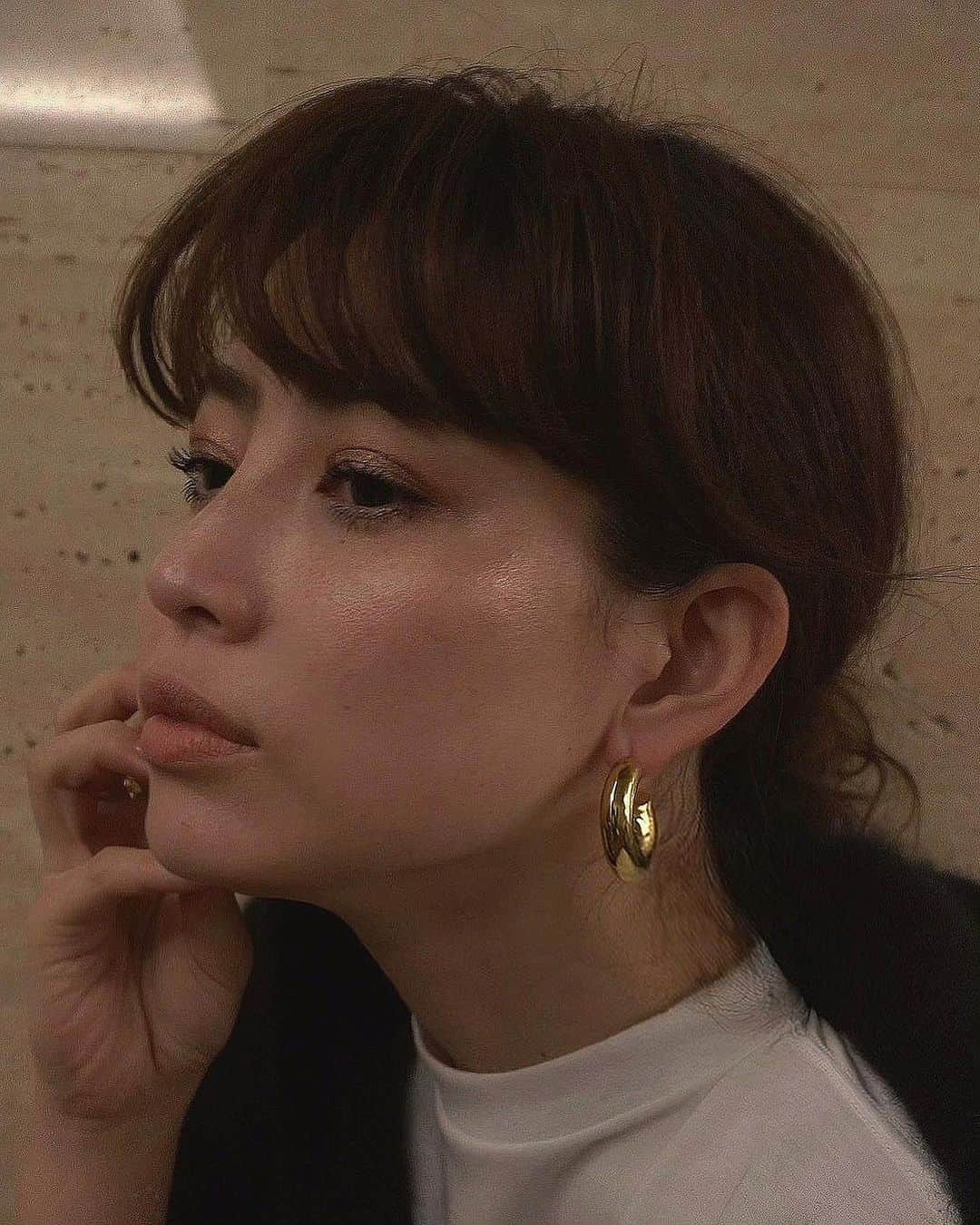 JUNNAのインスタグラム：「昨日のインスタライブで付けていたピアス  沢山ご質問をいただいていたので   @tres__collection   シンプルで肉厚なフープ  私の好きな黄色味の強いゴールド  ゴールドアクセサリー選びにはマイルールがあって 黄味の強いものだけを集めています  アクセサリーは程よい重みがあるものがすき  カジュアル服に程よいアクセント  前髪また自分で切っちゃった🐥 #pierce#gold#ピアス#ゴールド#フープ #フープピアス#前髪 #前髪カット#ベージュカラー #ベージュ」