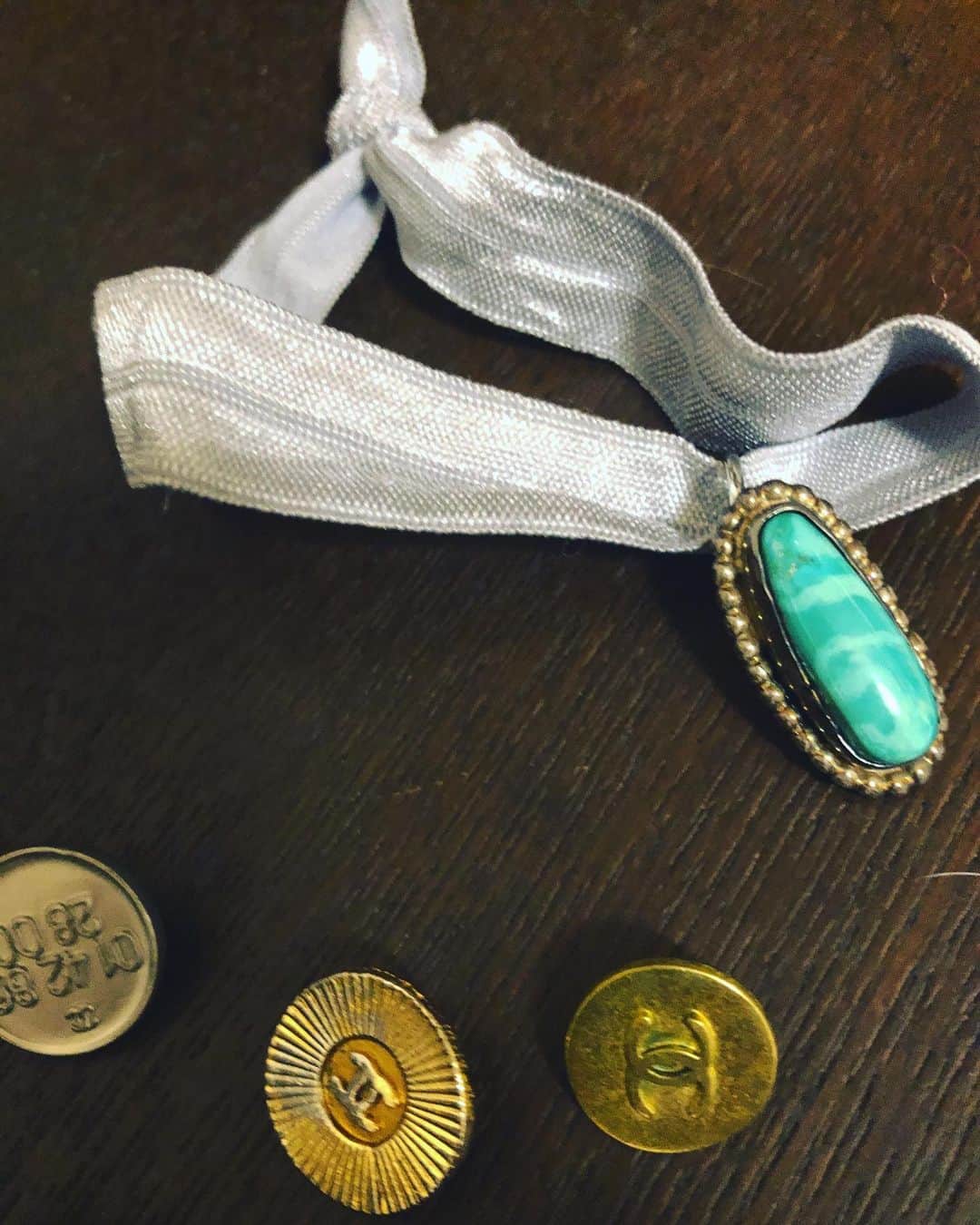 MIHOのインスタグラム：「【思い出した】  工具をあまり使わないアクセサリー特集のページをいただいたので、眠っていたヴィンテージのボタンやリボンをだしてネリネリしつつ  外をみるとお天気もよいので、昨日楽しんだ雪だるまも頭につけたお花と赤い珊瑚だけおいて帰ってました  毎回雪かきに追われていてゲッソリしてる友人に、こっちも降ったーというと、雪そっちに送っといた！というので『バンバン送っていいよ！』と話していてた時に  あぁ、いろんなことをこうやってシェアできたらほんとにいいのになぁって  雪も、痛みも、寿命も  困ってることや 痛いこととかさ  ドラえもーーーん！  そんなことはできないけど、 今日もなんでことない一言で誰かを元気にしたり、元気もらったりね  そんなことはドラえもんいなくてもみんなできるから  まずは自分から☺︎  みなさんもあたたかくのんびりした気持ちで一日をお過ごしくださいね☺︎  良い一日を  #27allen #ヴィンテージボタン #ターコイズ #ボタン #なにつくろうかな？」