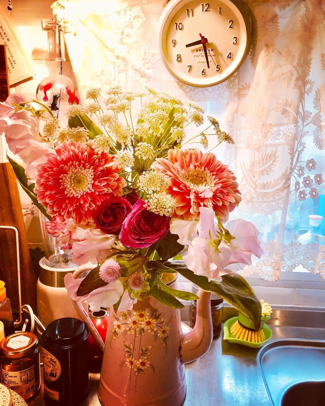 藤田朋子さんのインスタグラム写真 - (藤田朋子Instagram)「近所の方からのお祝いの花束💐 嬉しいな😌  #花のある暮らし #大好きな花 #ガーベラ #薔薇 #ピンク #感謝」1月29日 12時18分 - chiendormant