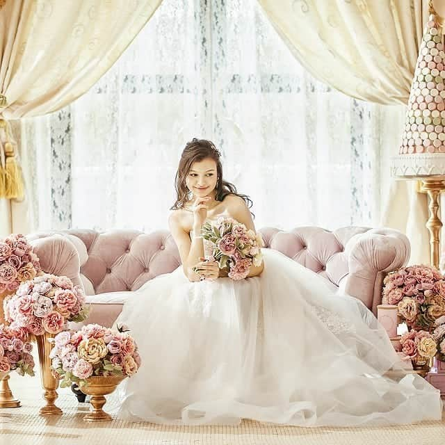 deuxzero デゼーロさんのインスタグラム写真 - (deuxzero デゼーロInstagram)「『どんな想いにも応えます』 結婚式の準備の中で会場コーディネイトは悩むところ。 デゼーロでは力強いスタッフがサポートしてくれます。 お花の種類から色目、小物にいたるまで会場を熟知した スペースクリエイターのプロが数あるアイテムから セレクトしてくれます。 『自分らしさ』を追求してみてはいかがでしょうか   デゼーロ公式HPも是非ご覧くださいね。 https://deuxzero.net   #神戸結婚式 #オリジナルウェディング #デゼーロ結婚式 #神戸おしゃれウェディング #ウェディングアイテム #会場コーディネイト」1月29日 12時25分 - deuxzero_kobe_wedding