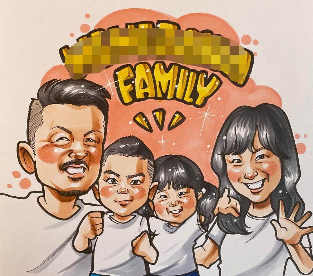 似顔絵★𝗚𝗢𝗥𝗜𝗞𝗜𝗡𝗚のインスタグラム：「. . . 先日の一枚❤️ . . ご家族みなさんで、 シンプルバージョン似顔絵です💓  . . たくましくキリッとした息子さんと、 可愛らしい娘さんに癒されました😘❤️❤️  ご依頼ありがとうございました🙇‍♀️⭐️✨  . . .  ❌❌現在は、予約受付終了してます❌❌ 。 . . .  2020年度ご予約のお客✨ 現在160番までの方へ案内中です🌟✨💕 一巡したので次ご案内するのは後回し組の方です⭐️✨ 再度ご連絡していきます👍 連絡が来る前に、ご都合の良い方はご連絡いただいても大丈夫です🔥 . . .  次回の予約応募は、2020年のご予約分を書き終える予定の 2021年春頃の、、、予定です。 ※あくまでも予定なので前後します🙇‍♀️ . . . .  オーダー再開の際には 人数制限あるため必ず予約ができるわけではございません。 そのことも踏まえた上で 次回ご検討いただけると嬉しいです(^^) . . また、結婚式の使用を考えてくださる方も多いです✨  前々からお伝えしていますが、 基本的に予約順に対応しているため、 近々の納期を希望される方は、 対応できないこともあるので、 あらかじめご了承ください💦 . . . . . ※今回予約が取れた方へ※ . .  写真がまだ用意できてない、入金が遅れそうなど、状況により、順番が前後することもございます‼️ あらかじめご了承ください。 。 . . . また、芸能人、キャラクターのオーダー、パロディ風オーダーはお断りしています。  芸能人については、ご本人様に直接プレゼントなどはOKです。 . . . . . . 💰料金表は過去投稿記事みてね❤💰 . . . . . ➡️ハッシュタグ⇨ goriking117料金表2019⬅️ . . ✨✨✨✨✨✨✨✨✨✨✨✨✨✨✨✨ @by.goriking のアカウントでは、 過去書かせて頂いたお客様方からの、 似顔絵のその後のお写真をいただき、 投稿しております^ - ^❤️❤️ 玄関に飾ってある似顔絵、 渡した瞬間のお写真、 ご本人とのお写真などなど💕 いろんな場面でのお写真お待ちしております^ - ^✨⭐️ . . .  #似顔絵#pencildrawing#drawing#pencil#illust#painting#art#artwork#絵描きさんと繋がりたい#似顔絵師#gorikingの似顔絵屋さん#仲良し家族#兄妹#仲良し兄妹#お兄ちゃん#妹#4人家族#元気#お揃いコーデ#シンプル#おしゃれ#comicart#anime#animeart#comicartist#animejapan#초상화」