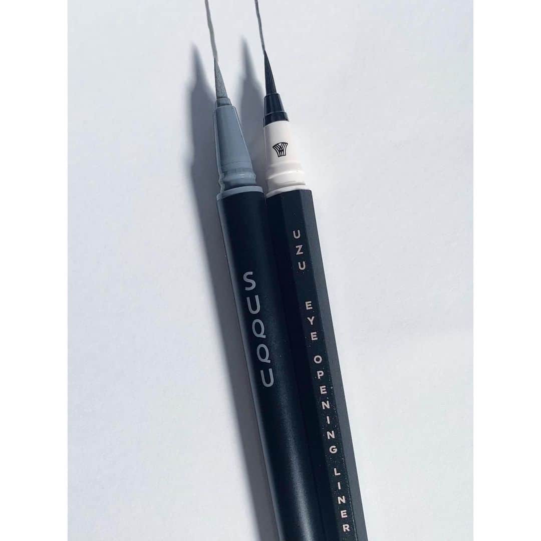 佐川理佳のインスタグラム：「grayとかsilverのアイカラーが好きなのですが 今お気に入りの2本🐈‍⬛  @suqqu_official nuance eyeliner 03 @uzu_byflowfushi eye opening liner  metallic black」