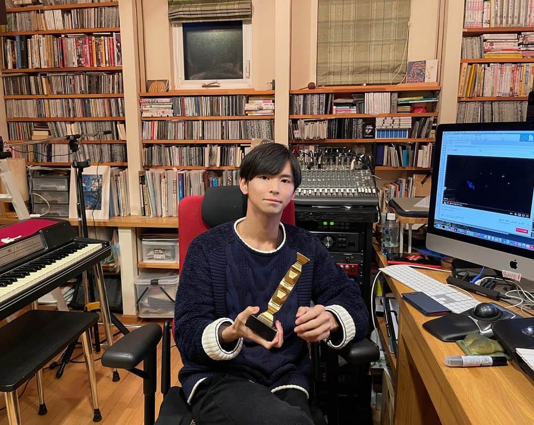 池内ヨシカツのインスタグラム：「とある企画の撮影してきました。 日本アカデミー賞と毎日映画コンクールの受賞トロフィーと共に🏆  #日本アカデミー賞」