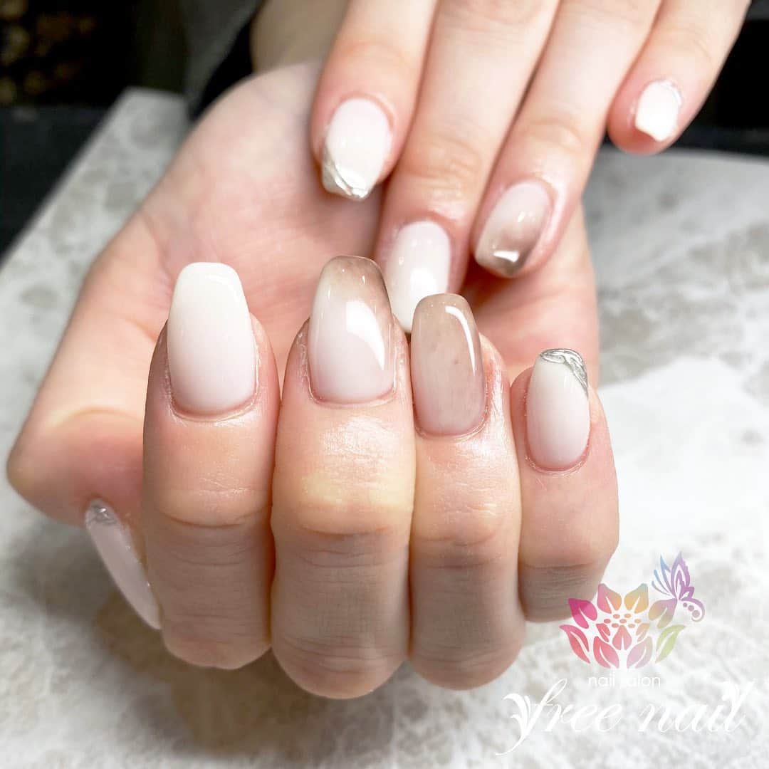 free nail フリーネイルのインスタグラム：「. お客様ネイル💅🏻⛄️❄️ . シンプルグラデーション🪐 . 大人カラー👩🏻‍🎨🎨 . ご来店ありがとうございました🙇🏻‍♀️🙇🏻‍♀️🙇🏻‍♀️💗 . #ネイルアート #ジェルネイル #ネイルサロン #大阪ネイルサロン #ネイルデザイン #ネイルチェンジ #グラデーションネイル #メタリックネイル #スクエアネイル #ベージュネイル #ホワイトネイル #デザインネイル #トレンドネイル #シンプルネイル #きれいめネイル #ロングネイル #冬ネイル #winternails #nailsart #nailsdid #美甲 #日式美甲 #日式美甲胶 #日本美甲师 #日本美甲老师 #美甲上课 #日本胶 #フリーネイル #freenail」