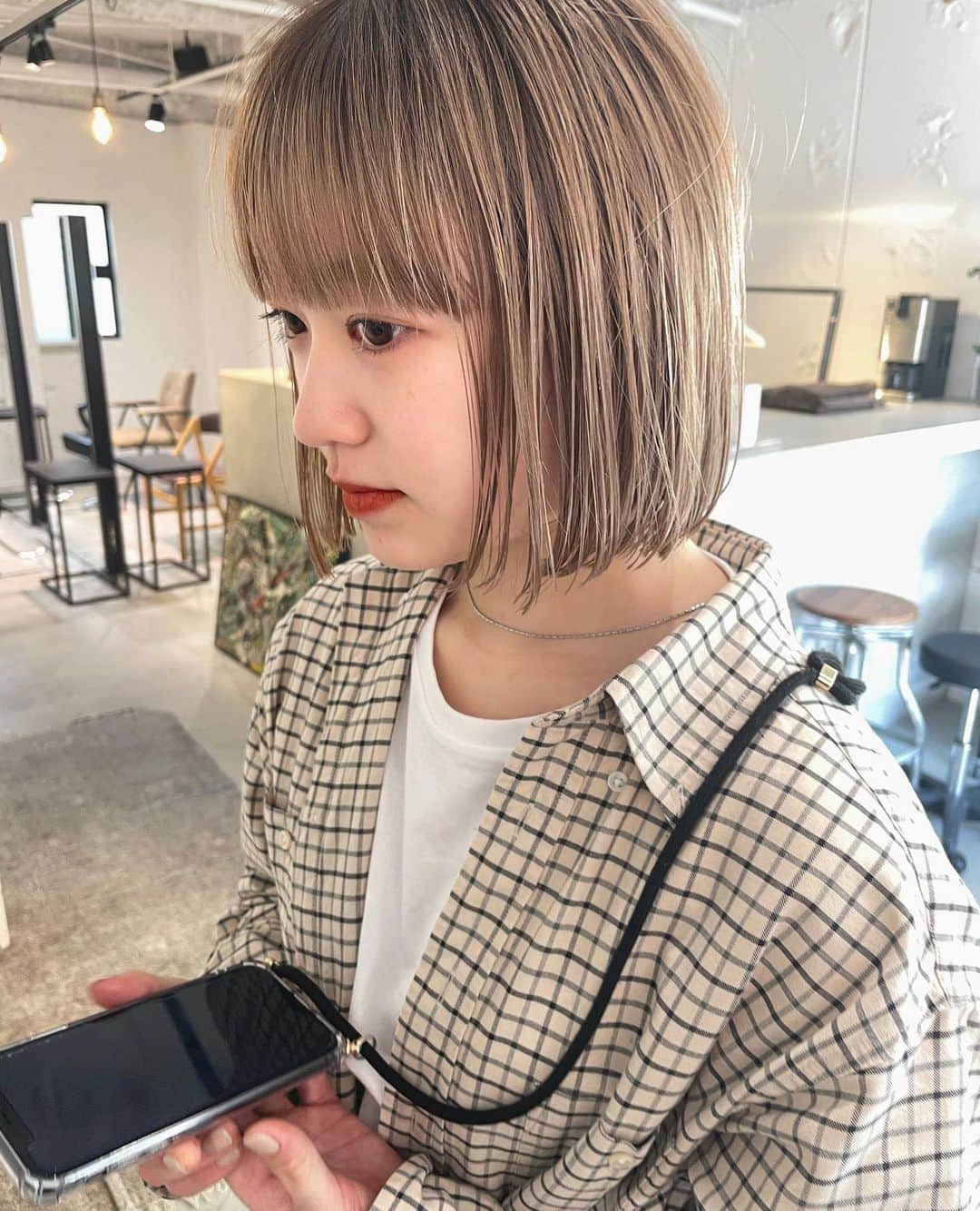 カワシリアツシのインスタグラム：「ボブにベージュ✂︎ ブリーチ２回程度◎」