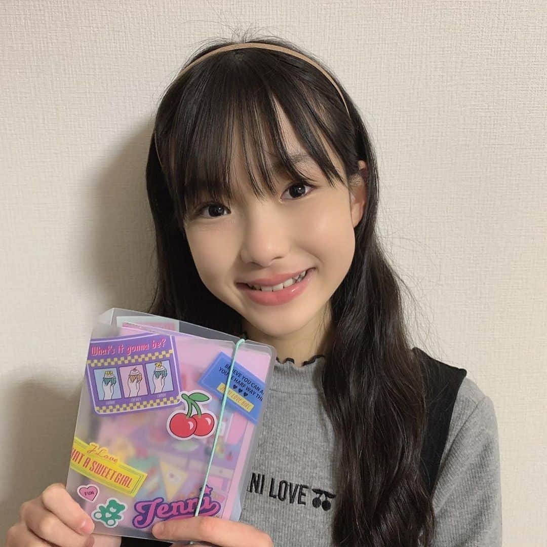 ニコ☆プチのインスタグラム：「ニイナのふろくの使い方🙌🏻💞 週末の予定はもう書き込んだ？😻  今回の付録はカラフルでおしゃれなスケジュール帳💕 スケジュールはもちろんプロフィールや、やる事リストなど色々なページがあるから楽しく書き込める！ 私は時間割を書いてみたよ♪ みんなも是非使ってみてね✌🏻  #ニコプチ #ニコプチふろく #プチモのふろくの使い方  #ニコプチふろくのある生活  #ジェニィラブ #jennilove #ふろく #武藤新奈」