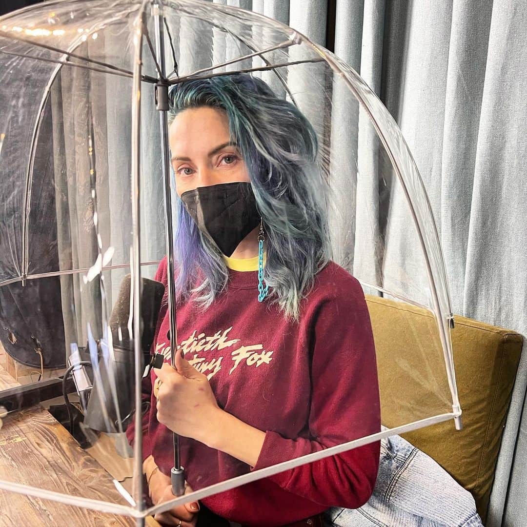 ウィットニー・カミングスのインスタグラム：「I have finally recovered and will not get a Covid droplet near any of my holes ever again.」
