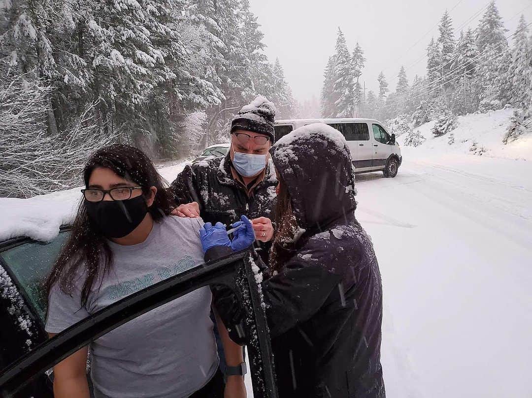 People Magazineさんのインスタグラム写真 - (People MagazineInstagram)「These health workers weren't going to let some bad weather stop them from administering the COVID-19 vaccine. 👏 After getting stuck in a snowstorm with soon-to-expire doses of the COVID-19 vaccine, the workers decided to set up an "impromptu vaccine clinic" and inoculate the other stranded drivers, door-to-door. 🙌 Tap the bio link for more of the amazing story. 📷: Josephine County Public Health/Facebook」1月29日 12時48分 - people