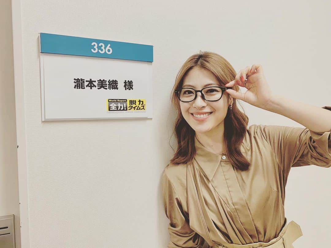 瀧本美織のインスタグラム：「🥸 今夜11時〜「全力！脱力タイムズ」 はちゃめちゃなことになってると思いますがぜひ！個人的には光栄な役回りでした！笑  #全力脱力タイムズ   #中川家礼二 さん  #めがね  #知ってるワイフ」