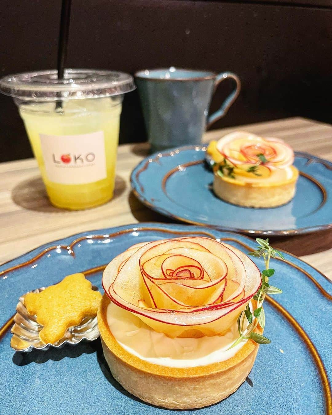 もーさんさんのインスタグラム写真 - (もーさんInstagram)「╰(*´︶`*)╯♡ ♡♡♡ 車道にあるカフェ☕️🍎 ・ 📍Deli&Sweets LOKO @loko2020.9.10  ・ ◎プリティ.ローズタルト🌹 ¥490 ・ ◎りんごジュース🍎 ・ とっても綺麗な🍎タルト🌹🌹🌹 ずっと気になってて やっと♡ 目の前で見られました😍😍 ・ きゃー(//∇//) 薄ーい🍎が薔薇🌹に✨✨美しすぎる♡♡ ・ とっても優しいお味♡ タルトもそんなに固くないタイプ ・ サワークリームとベイクドチーズで さっぱり 食べやすくて美味しかったぁ🍎 (*´꒳`*)♡♡ ・ 自家製のりんごジュース🍎🍎も めちゃ美味しかった！ ・ 今度は大きいタルト🌹🍎 お持ち帰りしたい♡ ・ ・ 〜＊〜＊〜＊〜 #車道カフェ#プリティローズタルト#りんごタルト#ローズタルト#りんごジュース#りんごスイーツ#名古屋スイーツ#名古屋カフェ#名古屋カフェ巡り #名古屋カフェ部#名古屋インスタ交流会 #あいなご#ナゴレコ#genic_cafe #genic_sweets #travel #ナゴグル#グルメディア#retrip_cafe #aumoグルメ #uwasalabo #東海のカフェ時間 #ルトロン#インスタ映え #フォトジェニックスイーツ」1月29日 12時51分 - mouusan