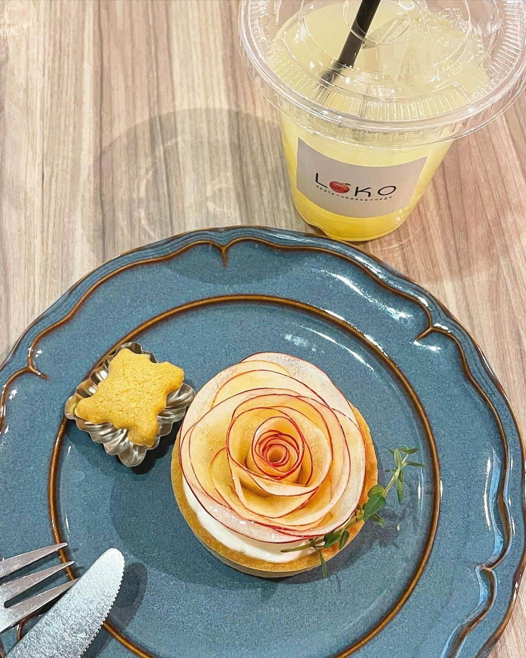 もーさんさんのインスタグラム写真 - (もーさんInstagram)「╰(*´︶`*)╯♡ ♡♡♡ 車道にあるカフェ☕️🍎 ・ 📍Deli&Sweets LOKO @loko2020.9.10  ・ ◎プリティ.ローズタルト🌹 ¥490 ・ ◎りんごジュース🍎 ・ とっても綺麗な🍎タルト🌹🌹🌹 ずっと気になってて やっと♡ 目の前で見られました😍😍 ・ きゃー(//∇//) 薄ーい🍎が薔薇🌹に✨✨美しすぎる♡♡ ・ とっても優しいお味♡ タルトもそんなに固くないタイプ ・ サワークリームとベイクドチーズで さっぱり 食べやすくて美味しかったぁ🍎 (*´꒳`*)♡♡ ・ 自家製のりんごジュース🍎🍎も めちゃ美味しかった！ ・ 今度は大きいタルト🌹🍎 お持ち帰りしたい♡ ・ ・ 〜＊〜＊〜＊〜 #車道カフェ#プリティローズタルト#りんごタルト#ローズタルト#りんごジュース#りんごスイーツ#名古屋スイーツ#名古屋カフェ#名古屋カフェ巡り #名古屋カフェ部#名古屋インスタ交流会 #あいなご#ナゴレコ#genic_cafe #genic_sweets #travel #ナゴグル#グルメディア#retrip_cafe #aumoグルメ #uwasalabo #東海のカフェ時間 #ルトロン#インスタ映え #フォトジェニックスイーツ」1月29日 12時51分 - mouusan