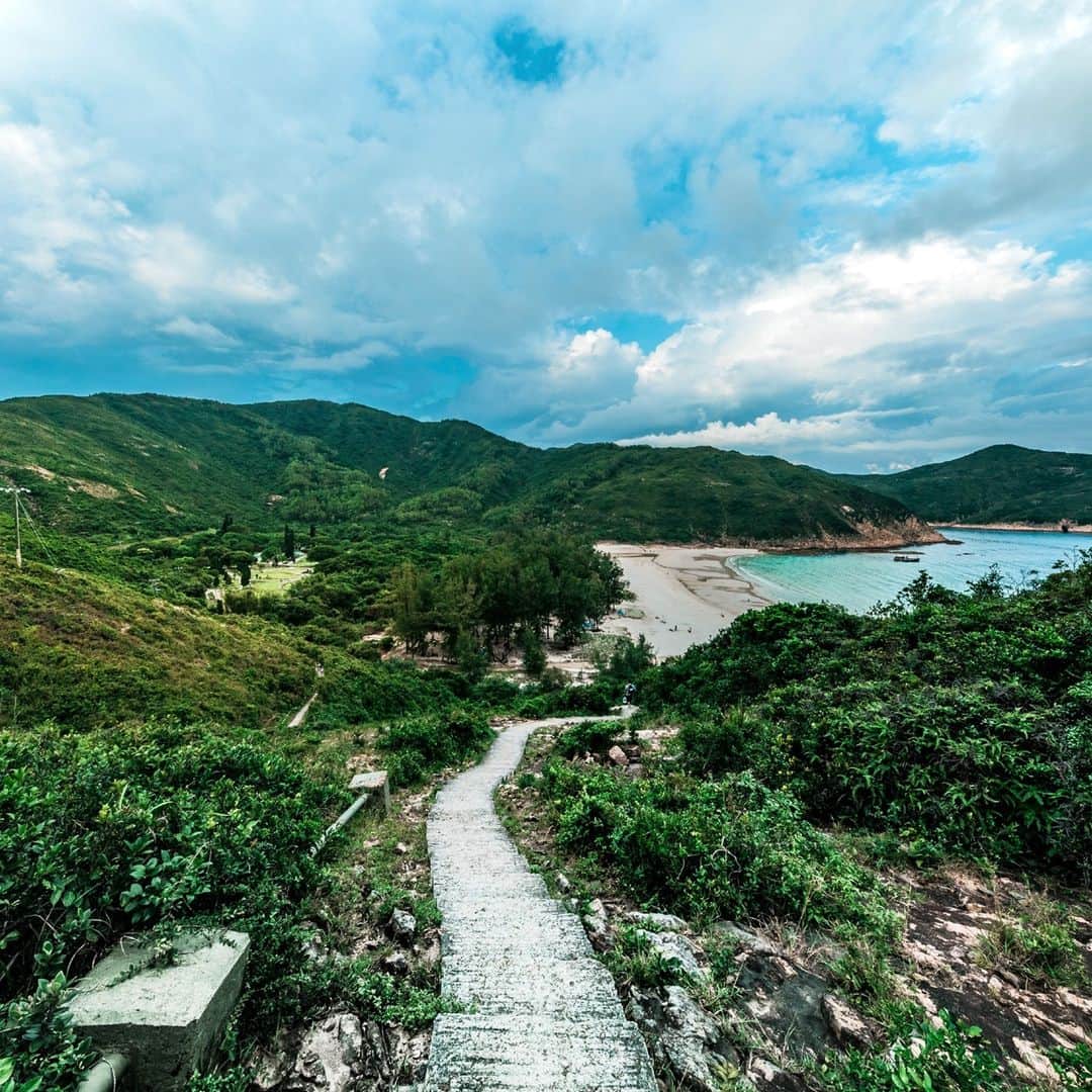 Discover Hong Kongのインスタグラム：「Escaping into a picturesque beach in Sai Kung that is brimming with greenery! 在「香港後花園」裡，發現令人驚喜的秘景。 #DiscoverHongKong」